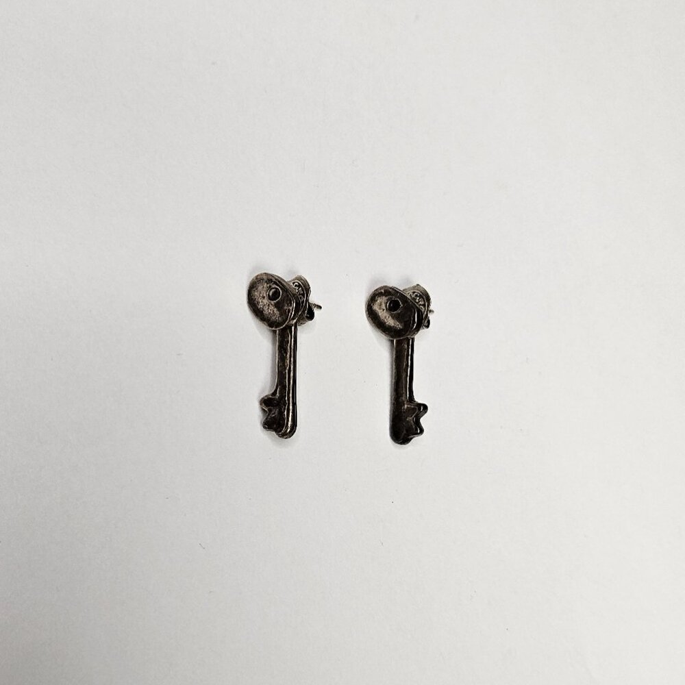 UNOde50 Key Stud Earrings